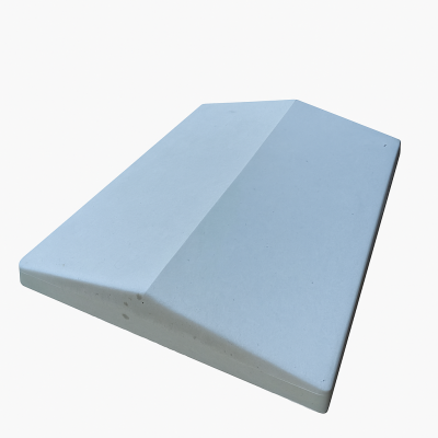 Coamă de gard din beton Coamă de gard din beton gri – element decorativ și de protecție pentru garduri